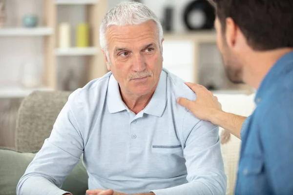 Vuxen Man Pratar Med Äldre Trevlig Kille — Stockfoto