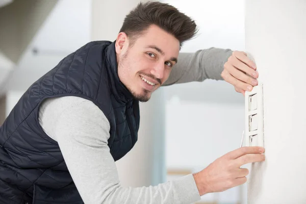 Eletricista Homem Instalar Interruptor — Fotografia de Stock