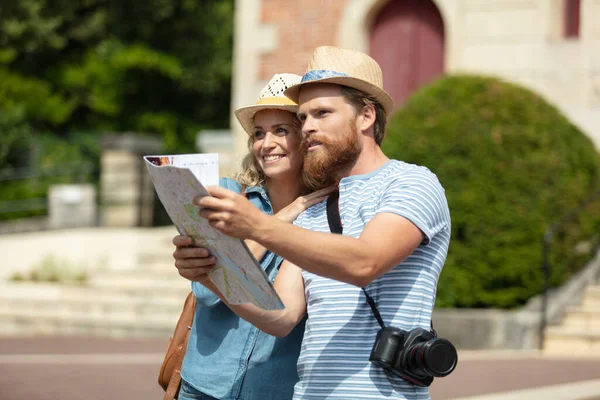快乐的年轻夫妇手里拿着地图 — 图库照片