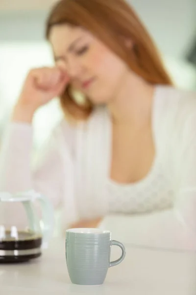 Sonolento Jovem Mulher Esfregando Rosto Com Café Primeiro Plano — Fotografia de Stock