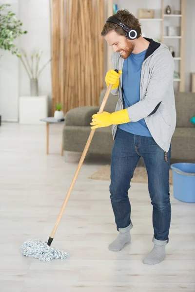 Homem Feliz Com Esfregão Balde Limpeza Chão Casa — Fotografia de Stock