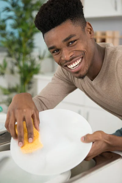 Hombre Feliz Está Lavando Platos Cocina — Foto de Stock