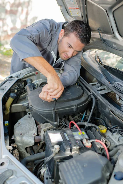 Mechanik Naprawia Samochód — Zdjęcie stockowe
