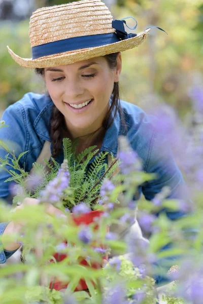 屋外で花を咲かせる女性のイメージ — ストック写真