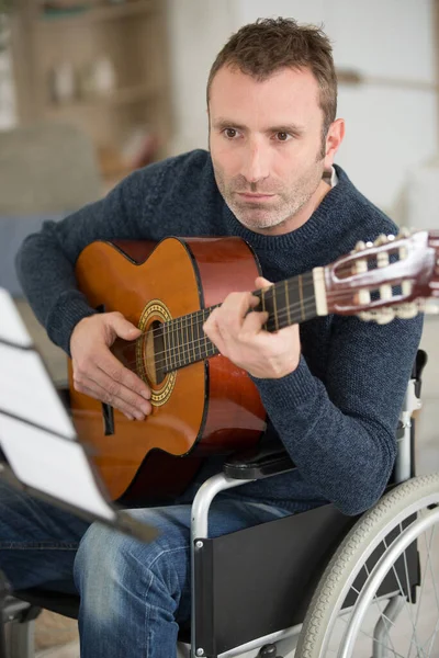 Músico Cadeira Rodas Tocando Guitarra Casa — Fotografia de Stock