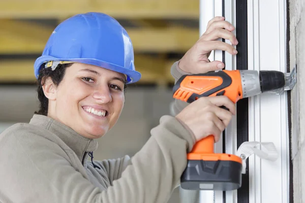 Carpintero Femenino Trabajo Utilizando Máquina Perforación Manual —  Fotos de Stock