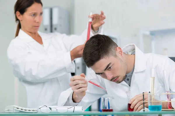 Мужчины Женщины Работающие Лаборатории — стоковое фото