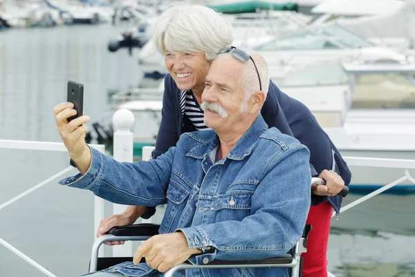 Starszy Szczęśliwy Para Biorąc Selfie — Zdjęcie stockowe