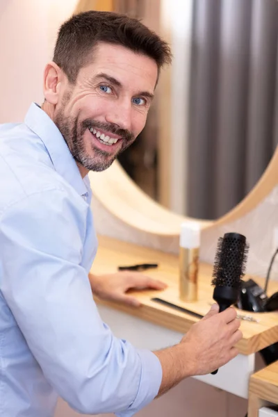 Attrayant Mâle Obtient Une Coupe Cheveux Moderne Dans Salon Coiffure — Photo