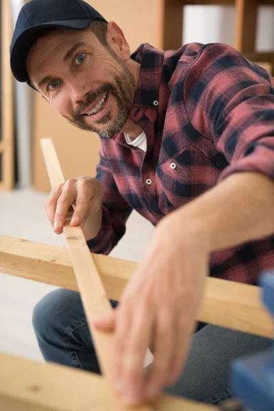 Tischler Schaut Die Länge Eines Holzstücks Herunter — Stockfoto