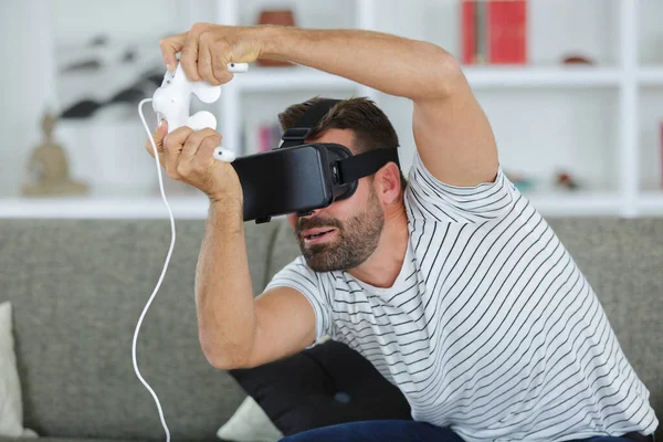 Man Wearing Virtual Reality Goggles Watching Movies — Stock Photo, Image