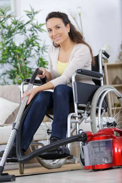 Handikappad Kvinna Med Dammsugare — Stockfoto