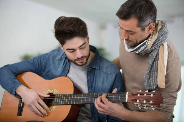 Dois Irmãos Aprendem Tocar Guitarra Acústica — Fotografia de Stock