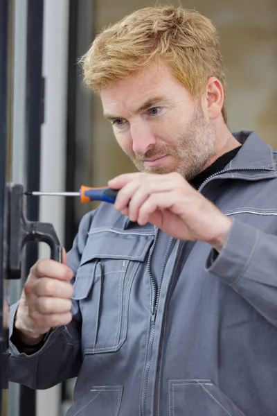 Homem Serviço Instalando Janela Com Chave Fenda — Fotografia de Stock