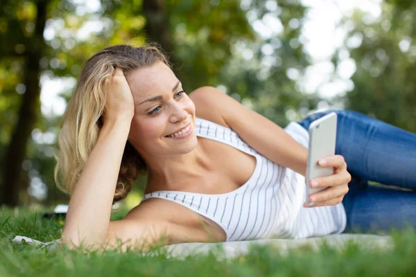 Young Woman Holding Smartphone Garden — Stock Photo, Image