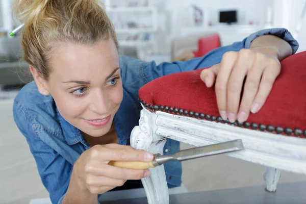 Atractivo Mujer Satisfecha Muebles Diseñador Cuidadosamente Lijar Una Silla —  Fotos de Stock