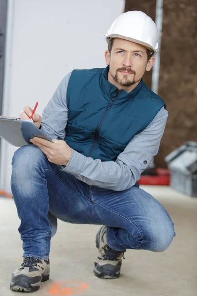 Man Looking House Survey Room Renovated — Stock Photo, Image