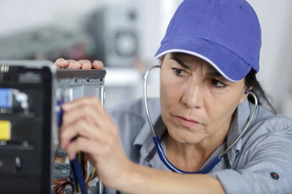 Woman Examines Her Computer Stethoscope — Stock Photo, Image
