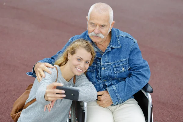 Figlia Con Suo Padre Disabile Sedia Rotelle Facendo Selfie — Foto Stock