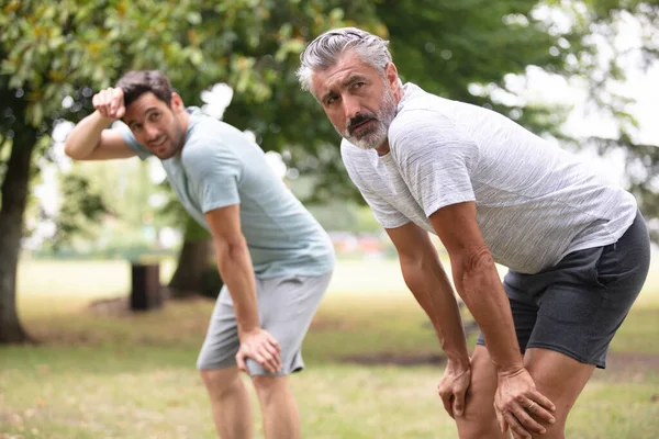 Dois Homens Cansados Cansados Depois Correr — Fotografia de Stock