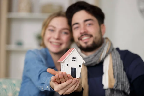 Junges Glückliches Paar Mit Kleinem Musterhaus — Stockfoto