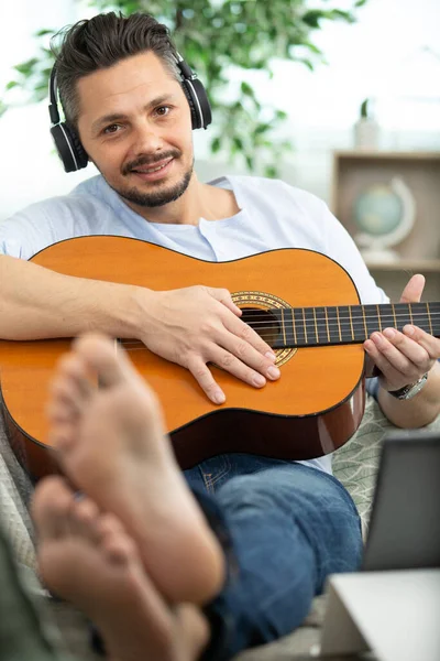 Chico Auriculares Está Tocando Guitarra — Foto de Stock