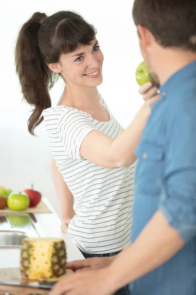 Γυναίκα Που Δίνει Μήλο Στο Αγόρι Της Στην Κουζίνα — Φωτογραφία Αρχείου