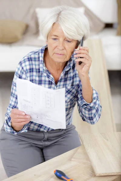 Senioren Telefonieren Beim Zusammenbau Von Möbeln — Stockfoto