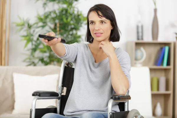 Mujer Discapacitada Presionando Control Remoto — Foto de Stock