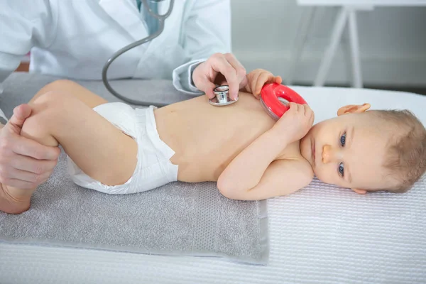 医師が聴診器で呼吸チェックを起きる赤ちゃん — ストック写真
