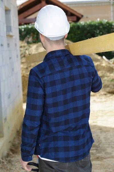 Junger Mann Trägt Holzbalken — Stockfoto