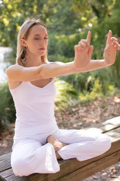 Junge Frau Macht Yoga Draußen Natürlicher Umgebung — Stockfoto
