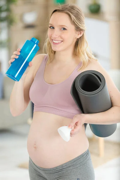 Mladá Těhotná Žena Pitná Voda — Stock fotografie