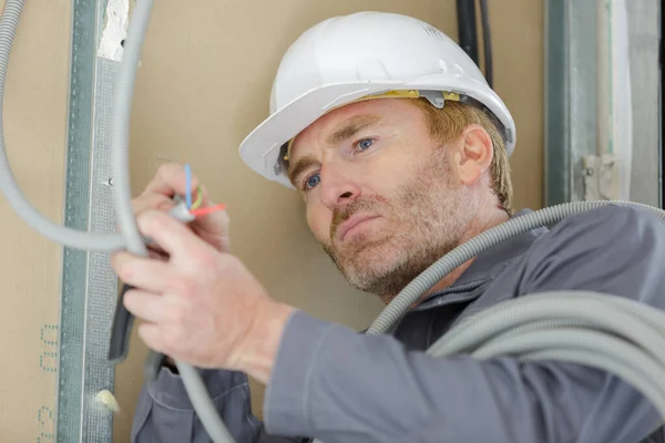 Elektrische Werknemer Draagt Een Veiligheidsvest Met Kabels — Stockfoto