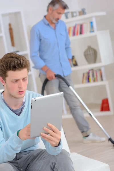 Junge Mit Tablet Computer Vater Staubsaugt — Stockfoto