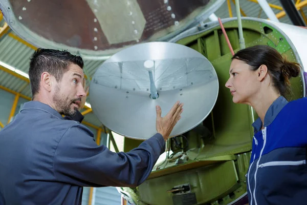 Δύο Μηχανικοί Που Εργάζονται Γήινο Δορυφόρο — Φωτογραφία Αρχείου