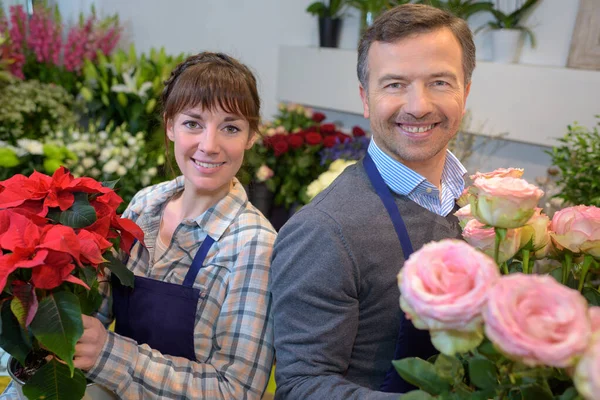 Dwóch Kwiaciarni Pracujących Szklarni — Zdjęcie stockowe