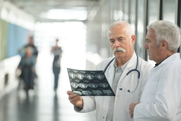 Jistí Lékaři Držící Rentgenovou Zprávu Nemocnici — Stock fotografie