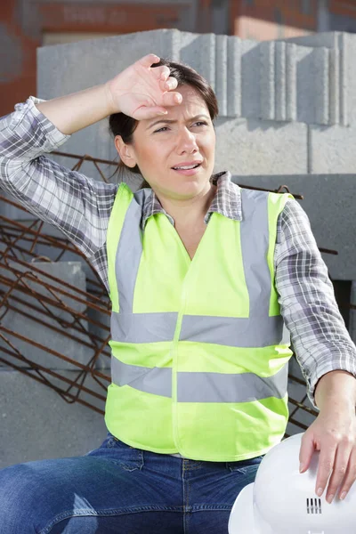 Zmęczona Kobieta Budowniczy Zdejmuje Hełm — Zdjęcie stockowe