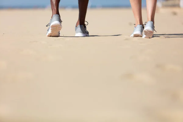 Пары Ноги Пешком Пляжу — стоковое фото