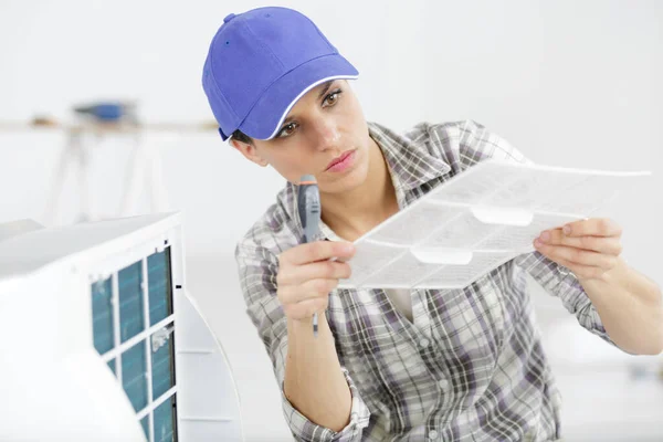 Kobieta Pracuje Klimatyzator — Zdjęcie stockowe