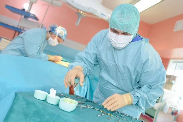 Medic Alcançar Instrumento Durante Cirurgia — Fotografia de Stock