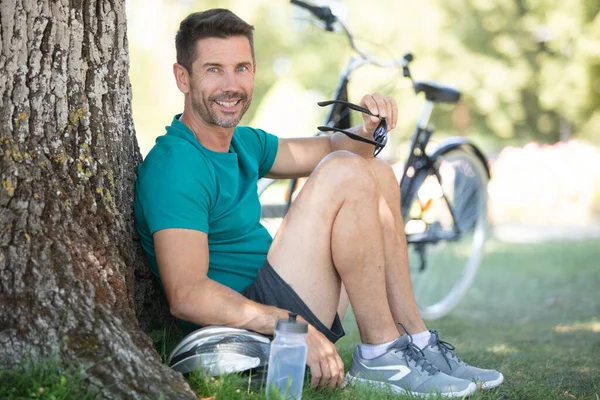 公园里骑自行车休息的人的画像 — 图库照片