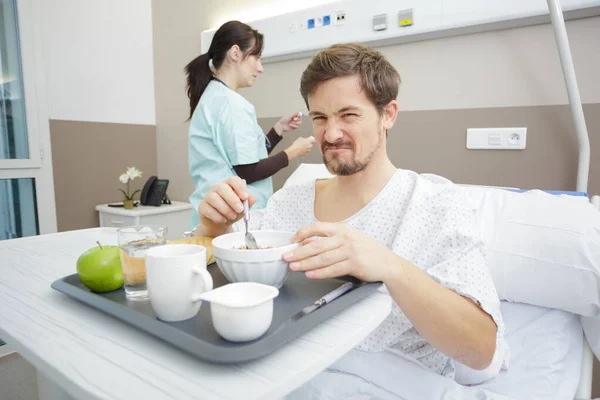 Äcklad Patient Som Äter Frukost Sjukhus — Stockfoto