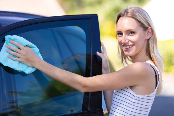 Sexy Junge Frau Wäscht Ihr Auto — Stockfoto
