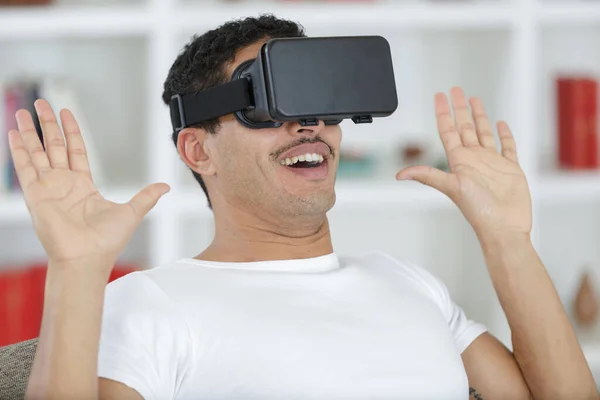 Homem Com Óculos Virtuais Expressão Surpresa — Fotografia de Stock