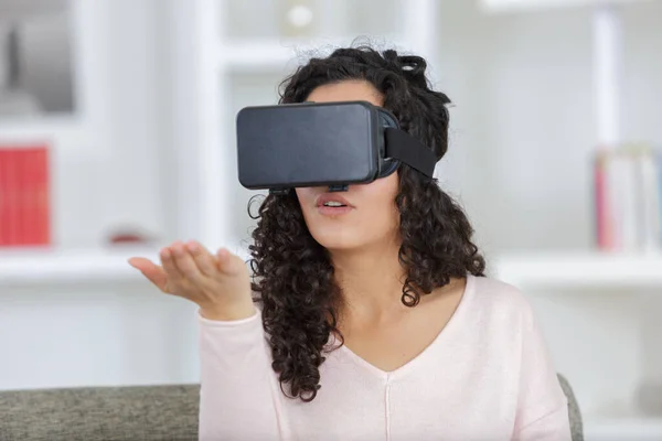 Ung Kvinna Njuta Med Virtual Reality Glasögon Hemma — Stockfoto