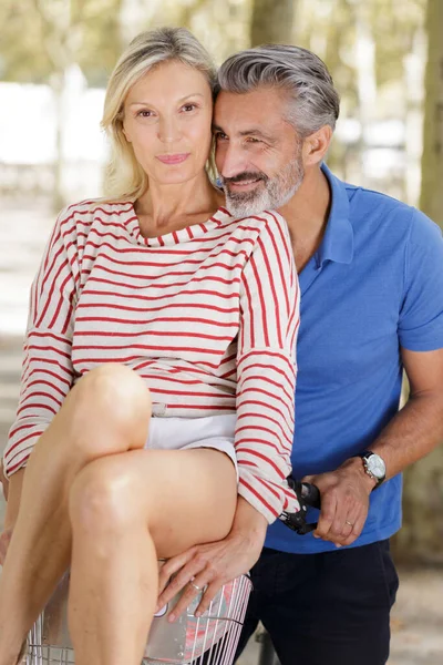 Blij Senior Paar Glimlachen Een Fiets — Stockfoto