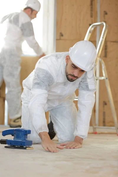 Tile Installer Inspecting Flooring — Stockfoto