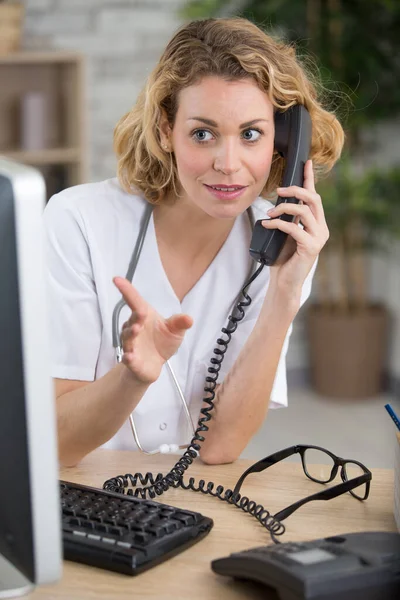 Fokussierter Arzt Telefoniert — Stockfoto
